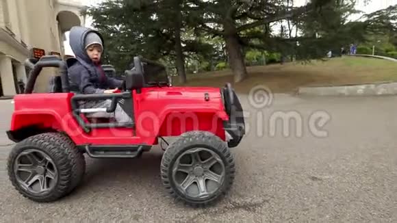 男孩骑玩具车视频的预览图