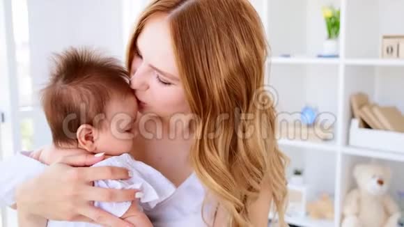 妈妈亲吻她可爱的宝宝视频的预览图