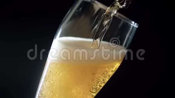 啤酒从瓶子里倒入玻璃杯视频的预览图