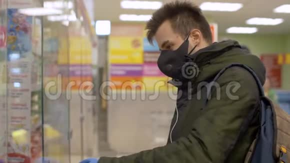 一个男人在超市里挑选食物视频的预览图