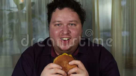 胖子看着他的汉堡包视频的预览图