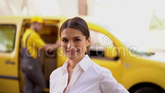 微笑的女商人表现得很好背景模糊的送货车和快递员视频的预览图