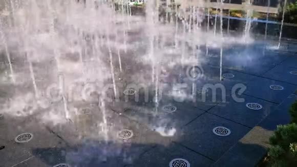 喷泉许多泉水来自人行道装饰视频的预览图