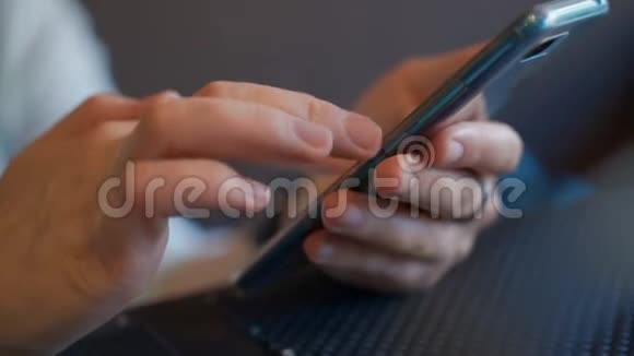 女性双手拿着智能手机在手中特写视频的预览图