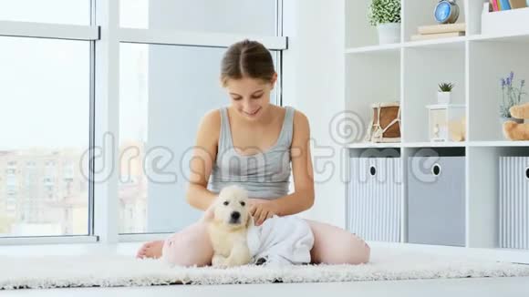幼儿用毛巾擦湿小狗视频的预览图