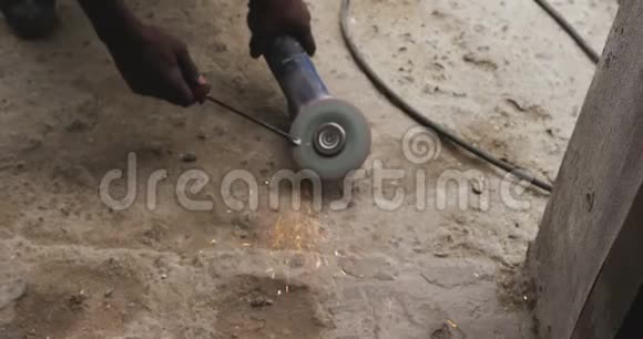 非洲男人整理工作工具视频的预览图