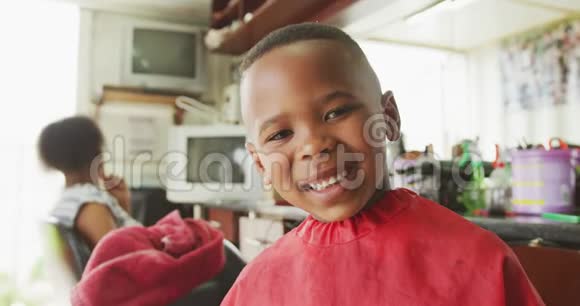 非洲男孩剪了头发后微笑视频的预览图