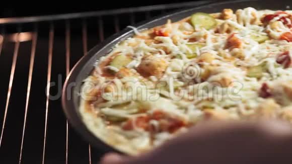 在烤箱里煮奶酪披萨视频的预览图