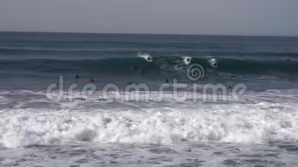海浪和一群冲浪者视频的预览图