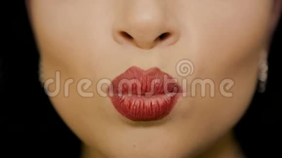女孩用嘴唇做空气吻视频的预览图