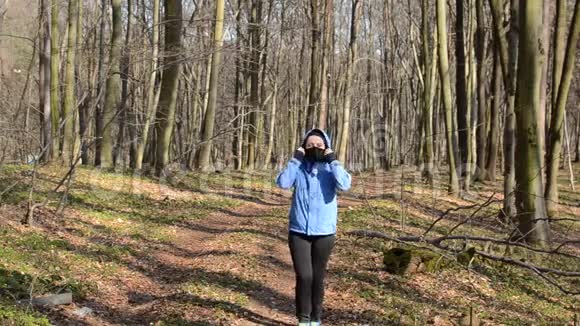 戴着面具的小女孩在森林里奔跑视频的预览图