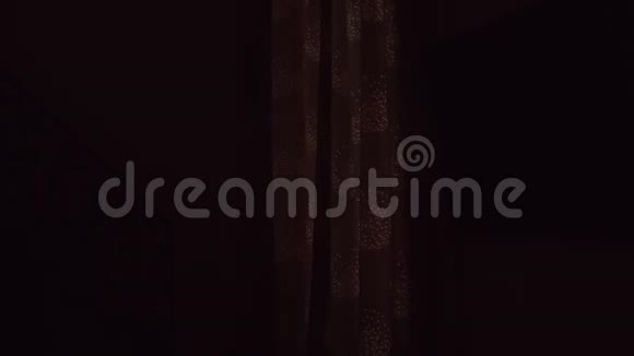 女孩在黑暗中拉开窗帘视频的预览图