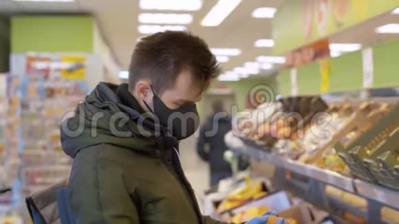 在超市里选奇异果的男人视频的预览图