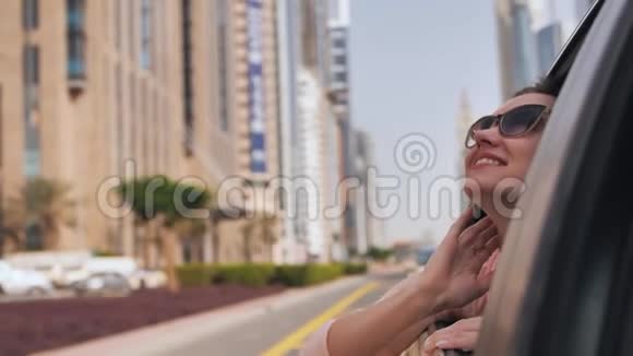 快乐女孩在迪拜开车视频的预览图