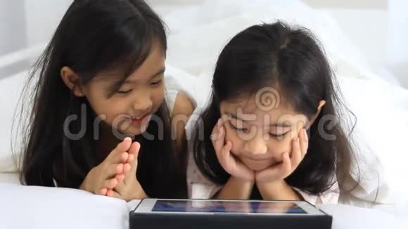 亚洲小女孩喜欢平板电脑视频的预览图