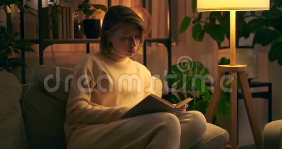 晚上在沙发上看书的女人视频的预览图