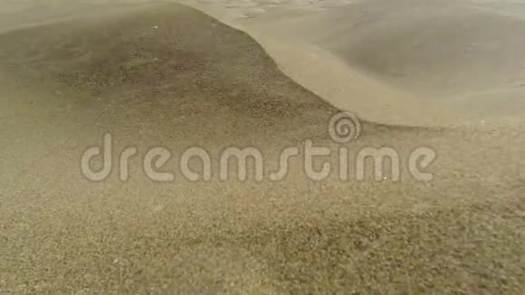 靠近沙尘暴中的沙丘视频的预览图
