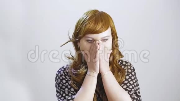 白色背景的年轻女子表现出羞耻的情绪视频的预览图