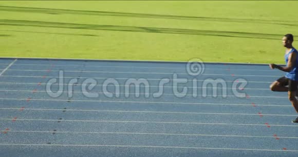 两名运动员在体育场内跑步视频的预览图
