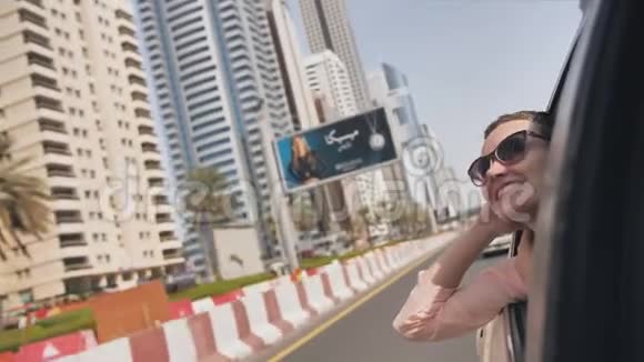 快乐女孩在迪拜开车旅行视频的预览图