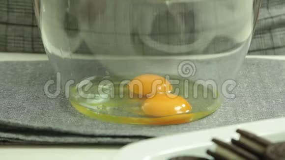 混合鸡蛋为奥利奥葡萄蛋糕配方制作奶油视频的预览图