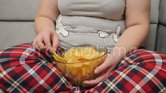 胖女孩吃碗里的薯片视频的预览图