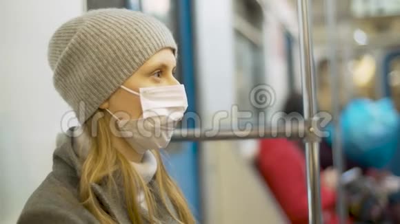 戴面具的女人坐在地铁里视频的预览图
