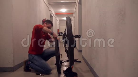 一个人正在修理自行车轮视频的预览图