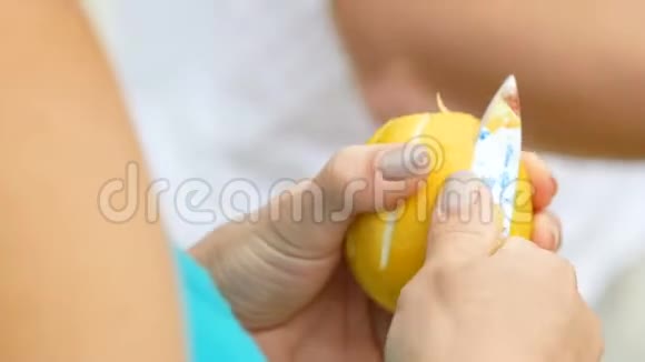女人手剥柠檬皮视频的预览图