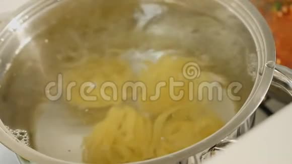 意大利面在沸水中煮视频的预览图