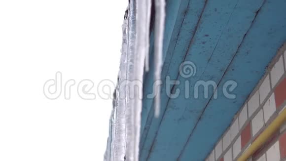 冰柱生长在建筑物的屋顶上视频的预览图