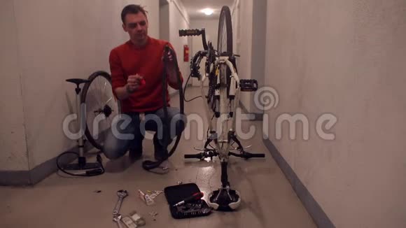 一个人正在修理自行车的轮子视频的预览图