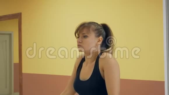年轻女孩在健身房锻炼视频的预览图