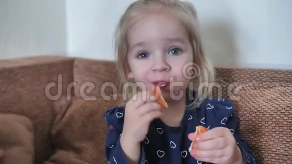 孩子们在家吃橘子视频的预览图
