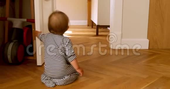 幼儿坐在门口视频的预览图