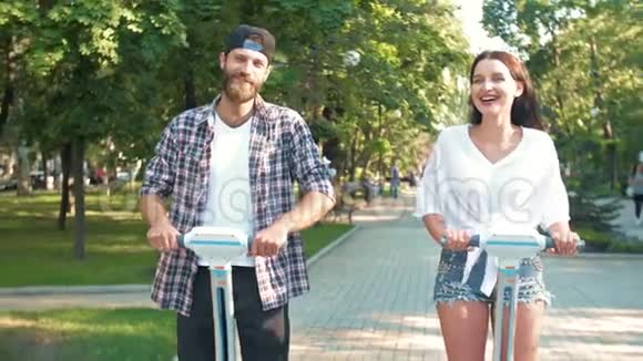 男人和女人骑着赛格威视频的预览图