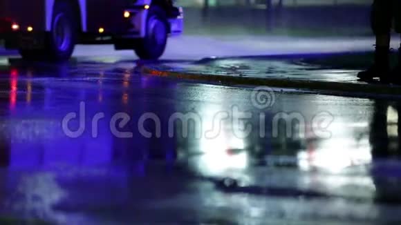 消防队员的车在夜间清扫街道视频的预览图