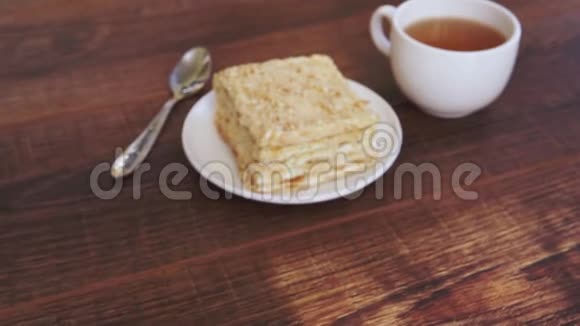 茶杯棕色桌子上有蛋糕视频的预览图