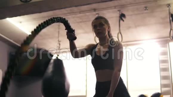 女性战斗绳索练习的录像视频的预览图