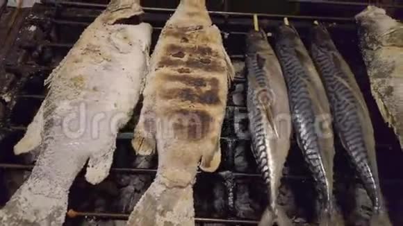 盐中的鱼用木炭炒视频的预览图