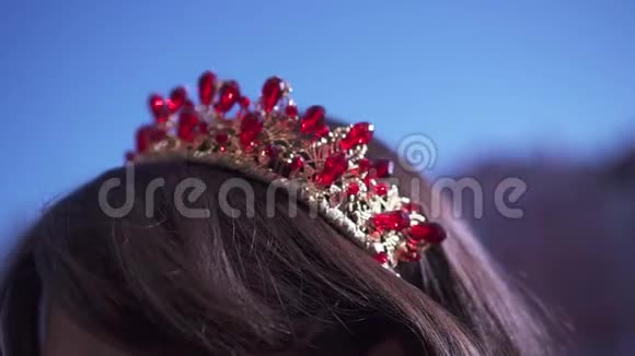 头上戴着红色宝石皇冠视频的预览图