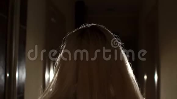 女孩在黑暗中穿过隧道的剪影视频的预览图