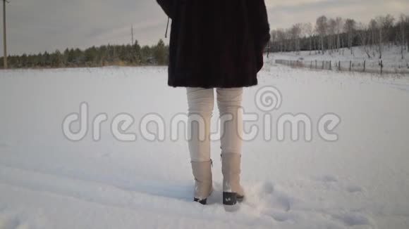 深雪中的人类脚印视频的预览图