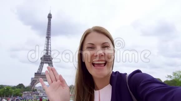 埃菲尔铁塔附近的一位女士正在通过messenger应用程序进行手机通话在欧洲旅行的微笑的旅游妇女视频的预览图