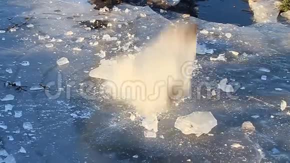 冰上碎了一块冰视频的预览图