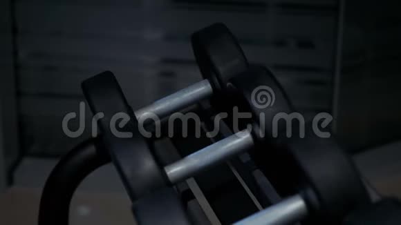 健身房里的一排哑铃视频的预览图