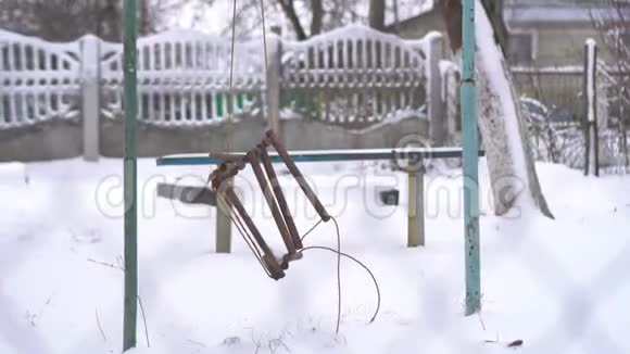 为在雪中破碎的孩子们荡秋千视频的预览图