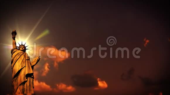 日落时分的自由女神像时光流逝的云彩视频的预览图