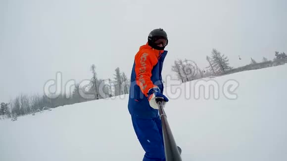 一个滑雪的人从山上下来视频的预览图
