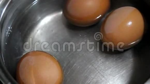 锅里煮的鸡蛋视频的预览图
